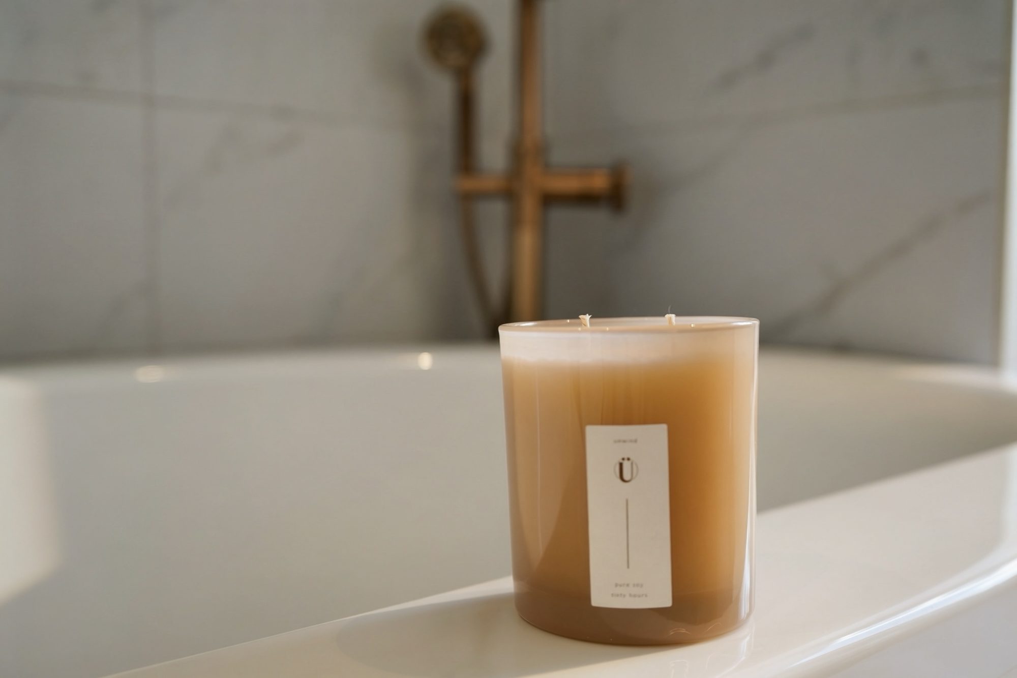 Ü unwind candle on a marble bath ledge